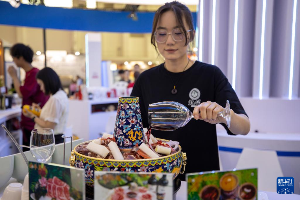 宁夏贺兰山东麓 “红酒+”激发新活力