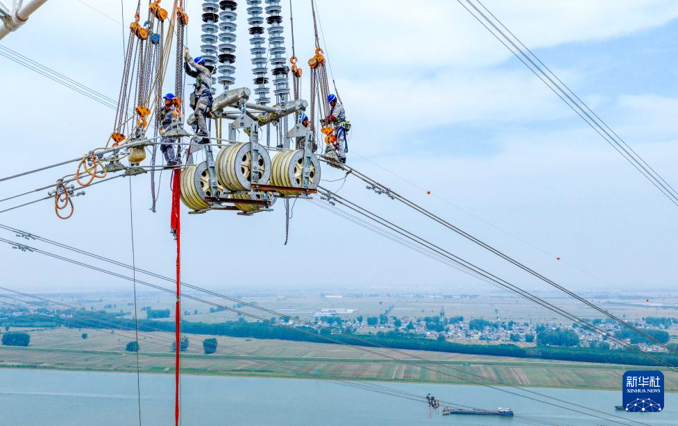 安徽香涧至鹭岛500千伏线路工程完成淮河大跨越