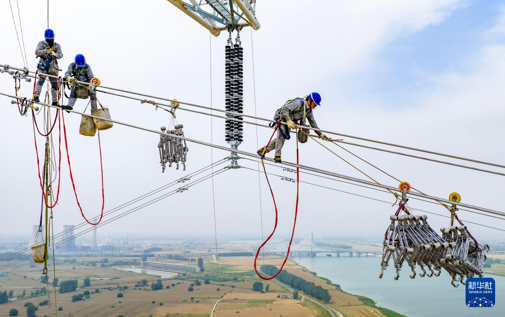 安徽香涧至鹭岛500千伏线路工程完成淮河大跨越