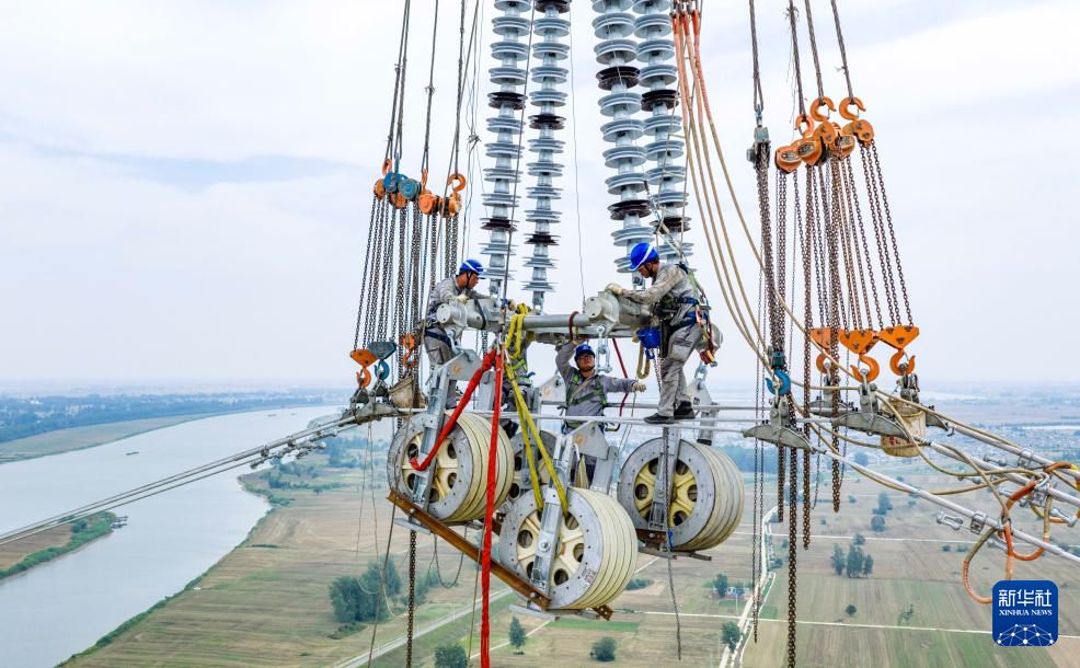 安徽香涧至鹭岛500千伏线路工程完成淮河大跨越