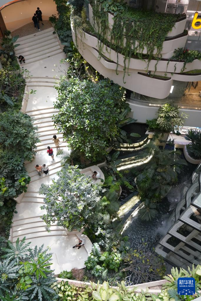 西安:逛商场 享清凉