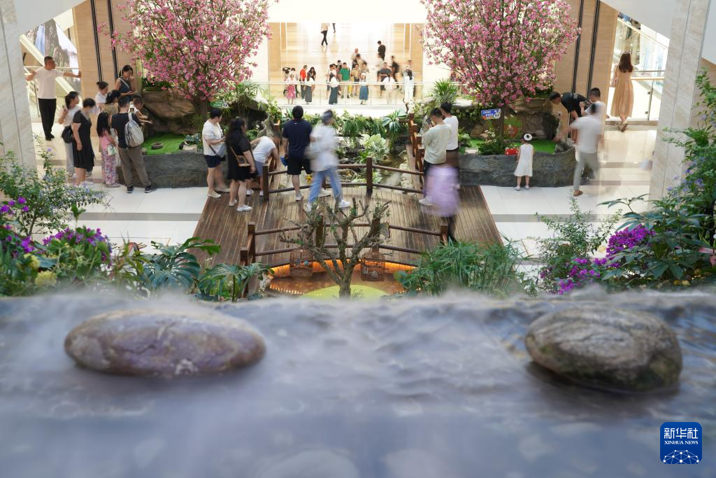 西安:逛商场 享清凉