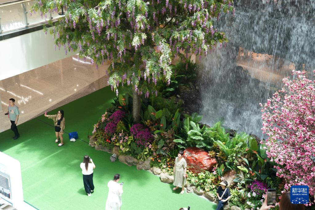 西安:逛商场 享清凉