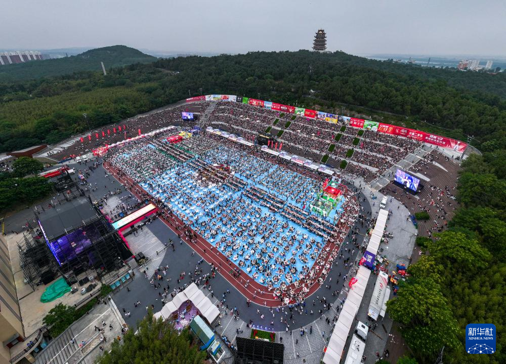 江苏盱眙:火红龙虾节 欢乐龙虾宴