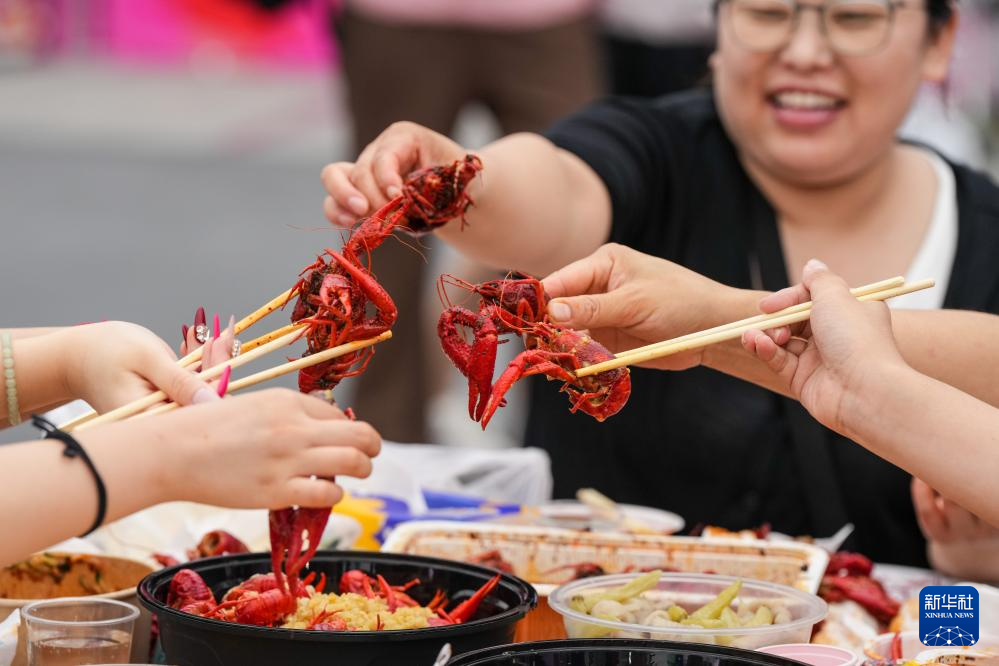 江苏盱眙:火红龙虾节 欢乐龙虾宴
