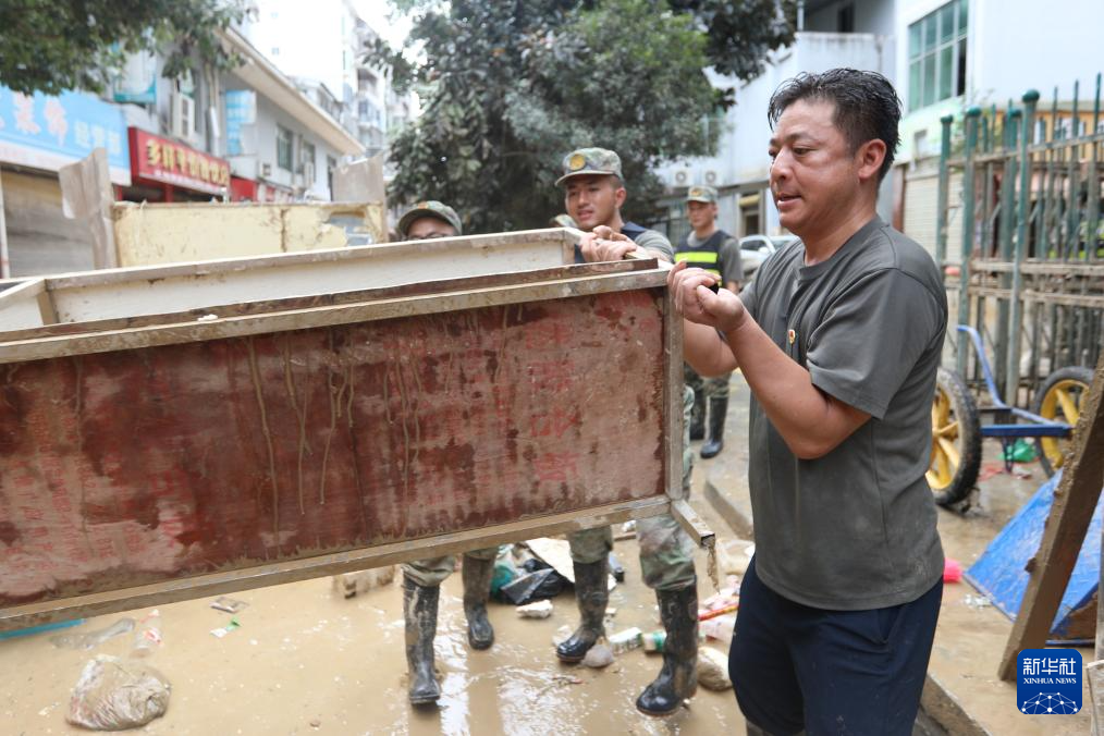 贵州榕江抢险救灾一线的共产党员
