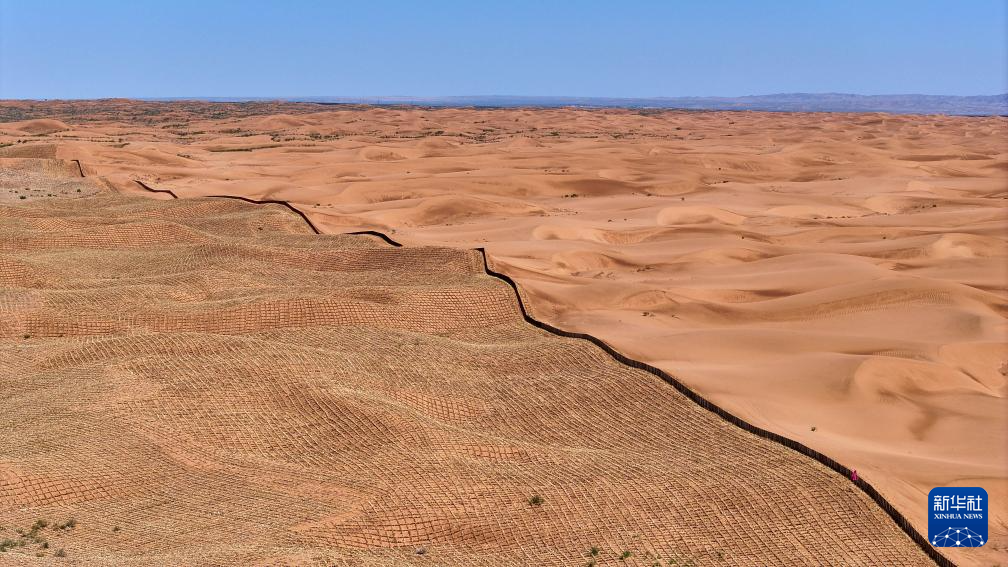 绿进沙退 中国“绿色长城”全面锁边腾格里沙漠东南缘