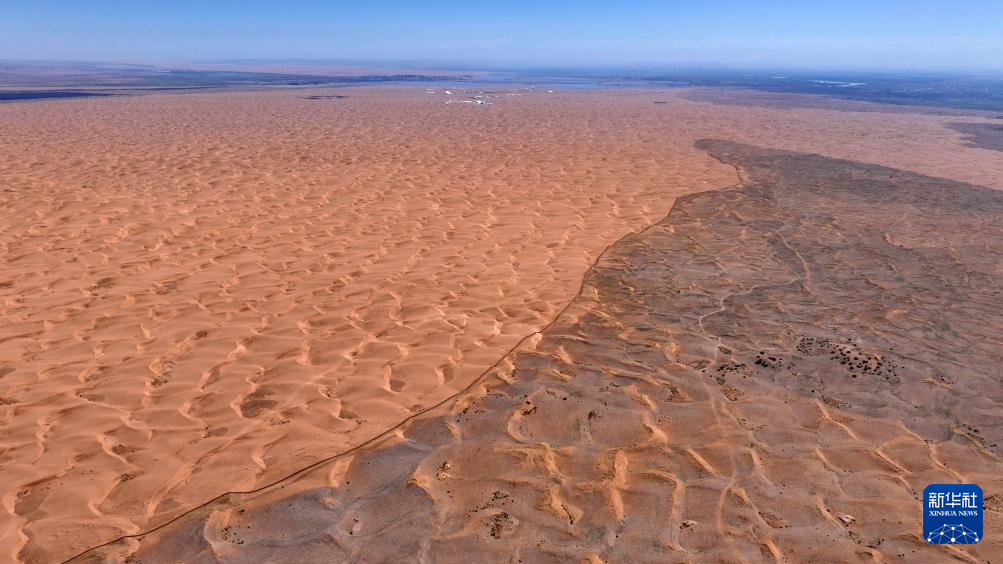 绿进沙退 中国“绿色长城”全面锁边腾格里沙漠东南缘