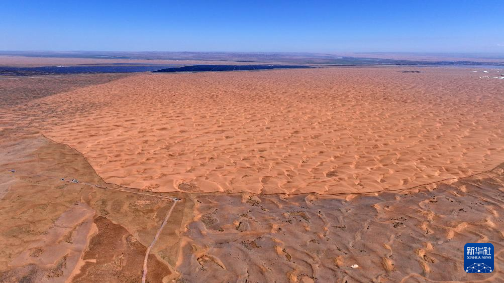 绿进沙退 中国“绿色长城”全面锁边腾格里沙漠东南缘