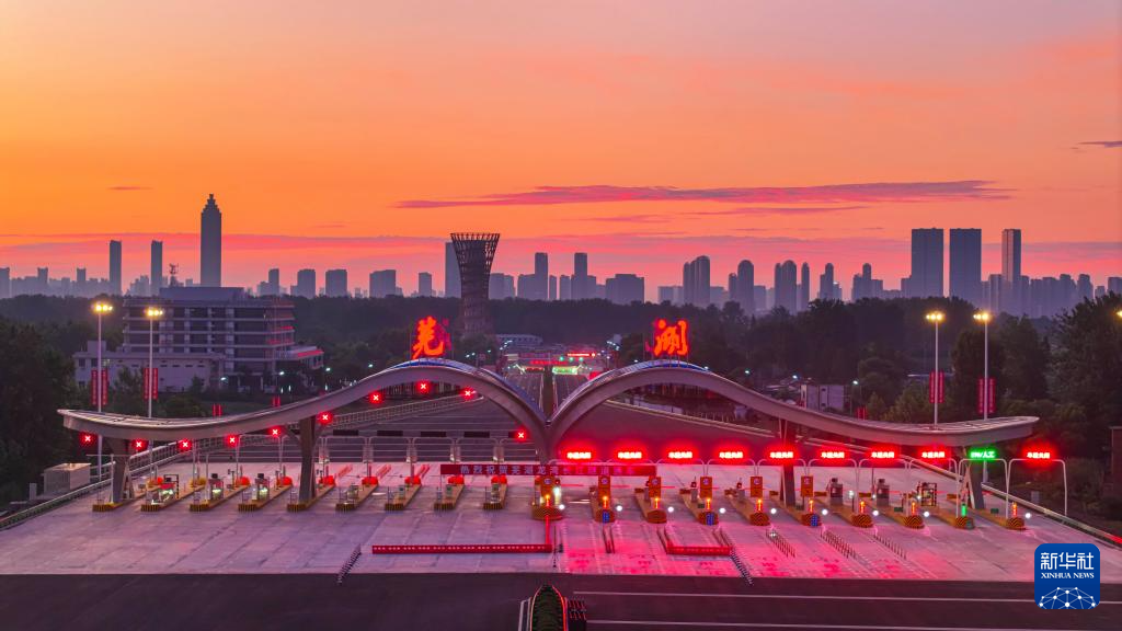 “八百里皖江第一隧”建成通车