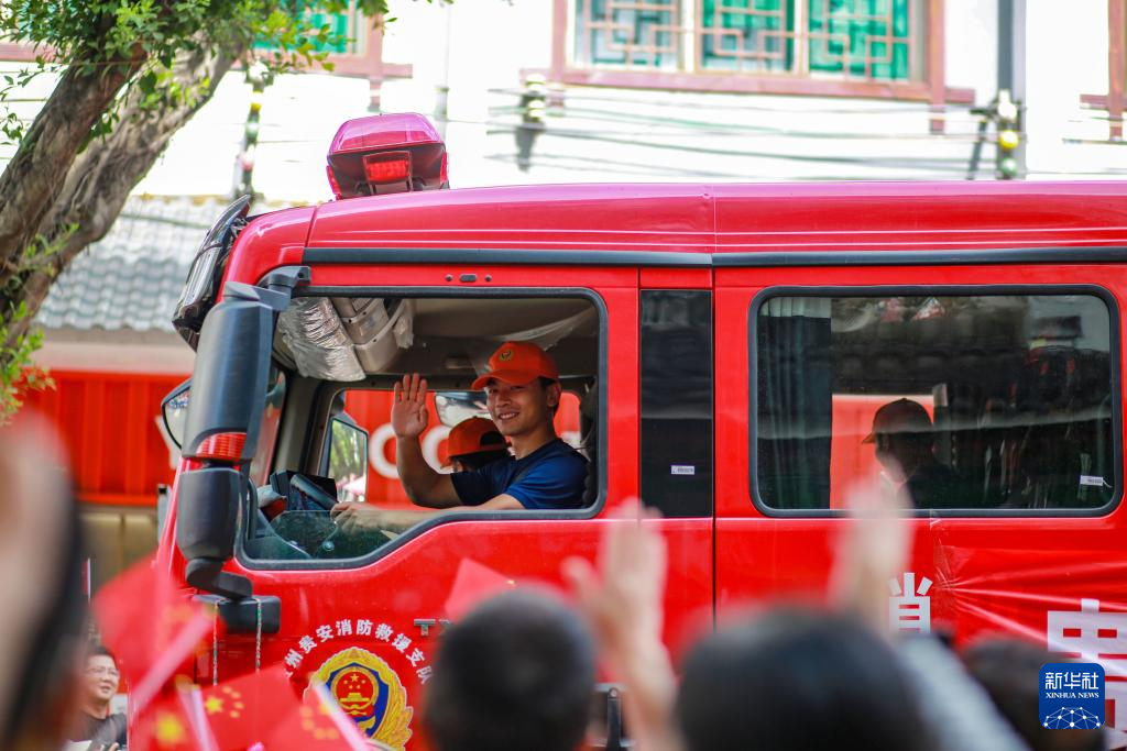 贵州榕江:送别抗洪抢险救援队伍