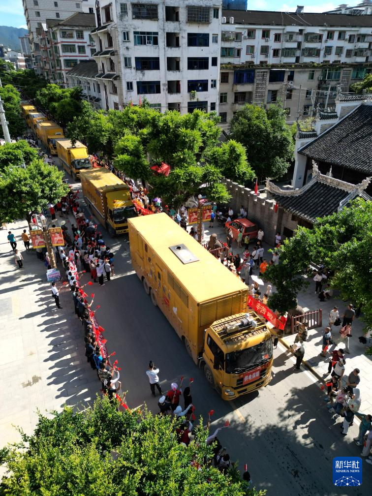 贵州榕江:送别抗洪抢险救援队伍