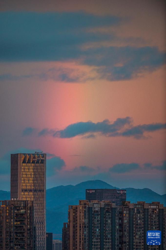 浙江杭州：彩虹伴霞光