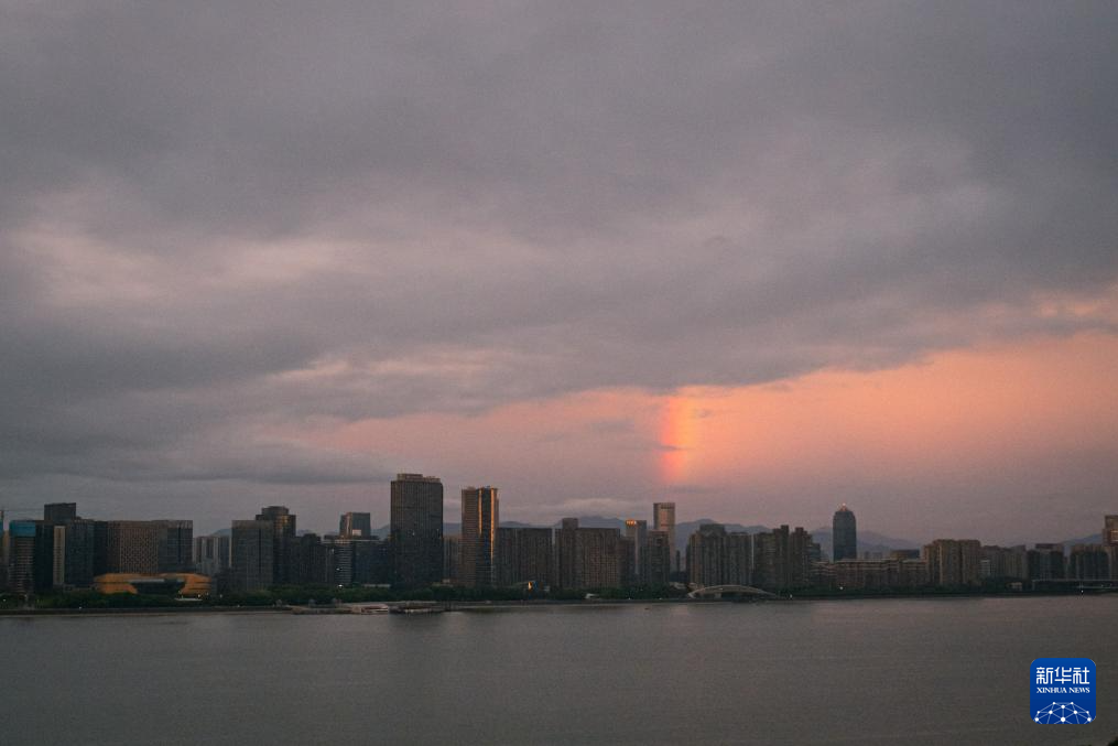 浙江杭州：彩虹伴霞光