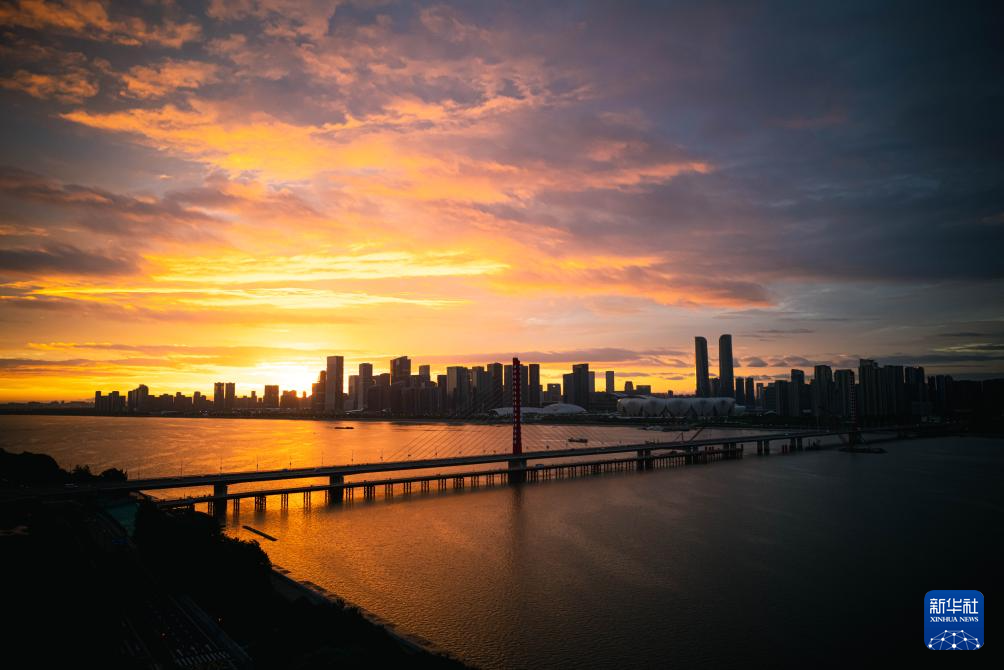 浙江杭州：彩虹伴霞光