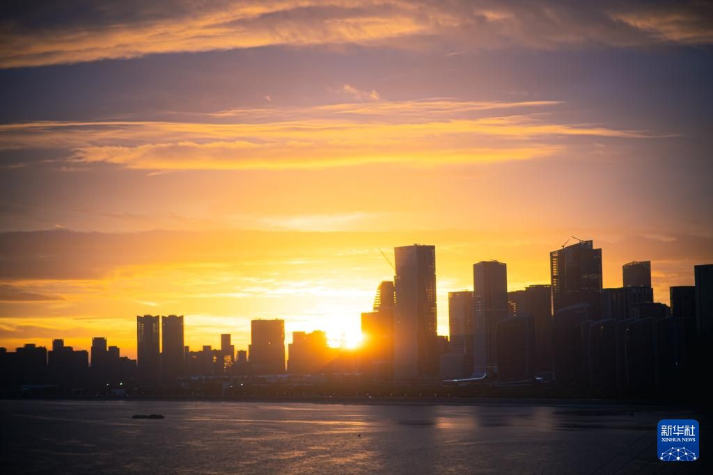 浙江杭州：彩虹伴霞光