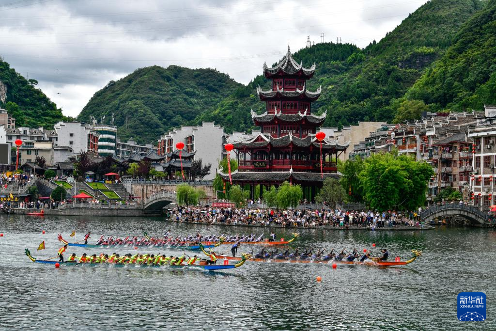 贵州镇远:古城赛龙舟