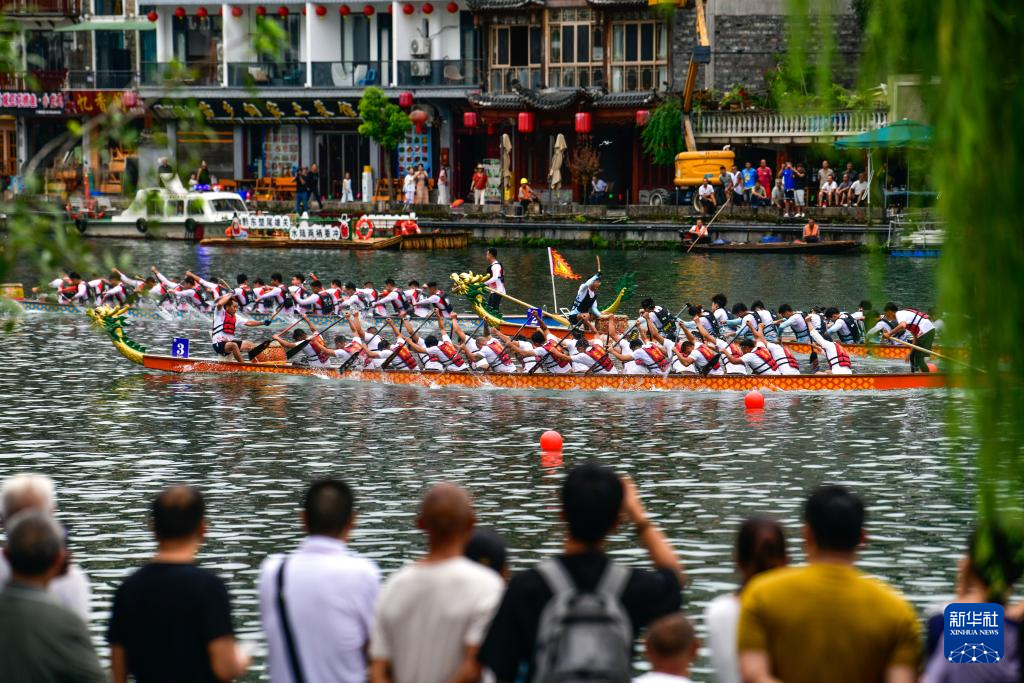 贵州镇远:古城赛龙舟