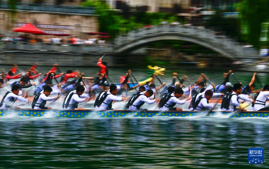 贵州镇远:古城赛龙舟