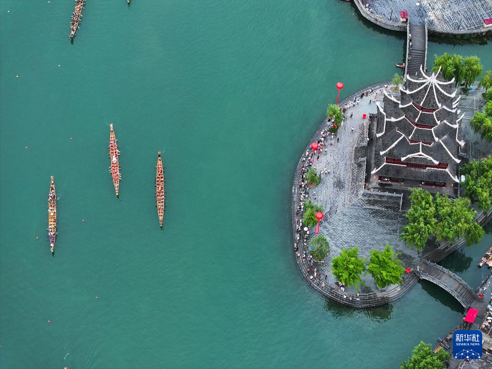 贵州镇远:古城赛龙舟