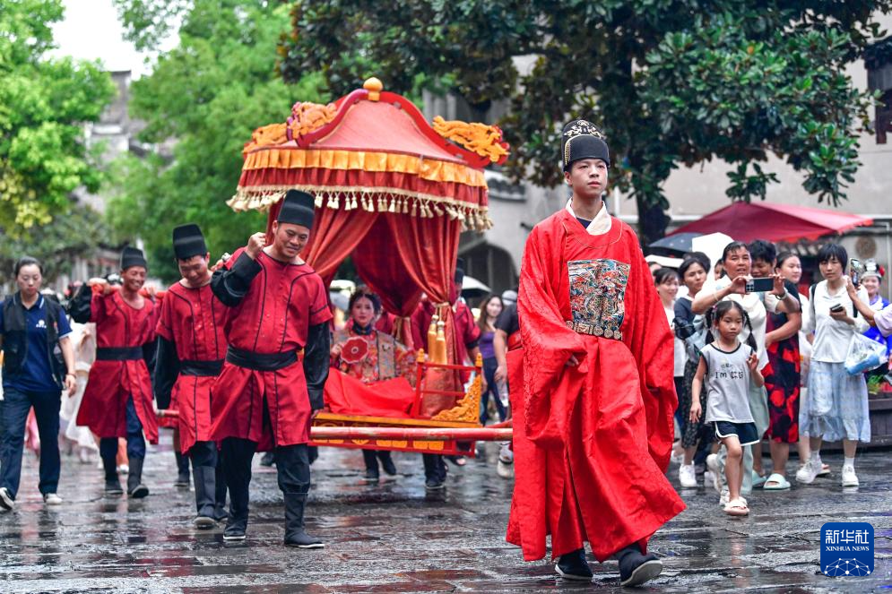 贵州镇远:古城赛龙舟