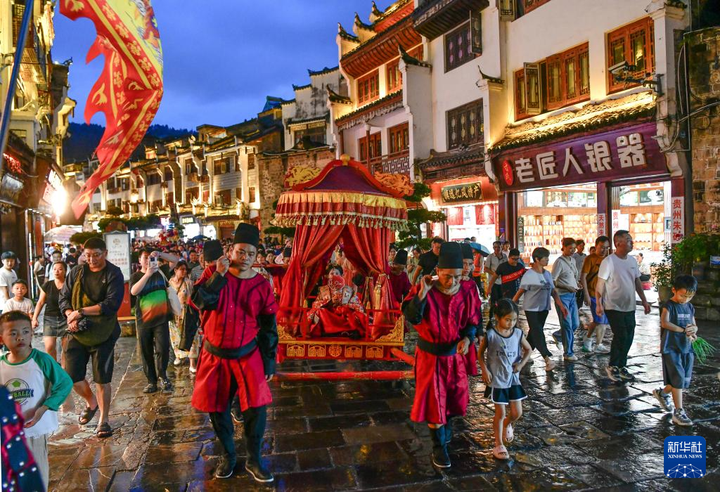 贵州镇远:古城赛龙舟