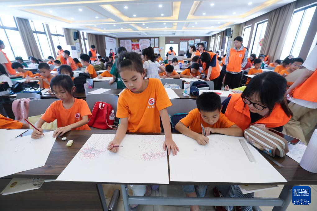 “爱心教室”托起多彩暑假