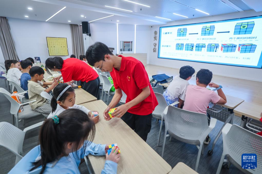 “爱心教室”托起多彩暑假