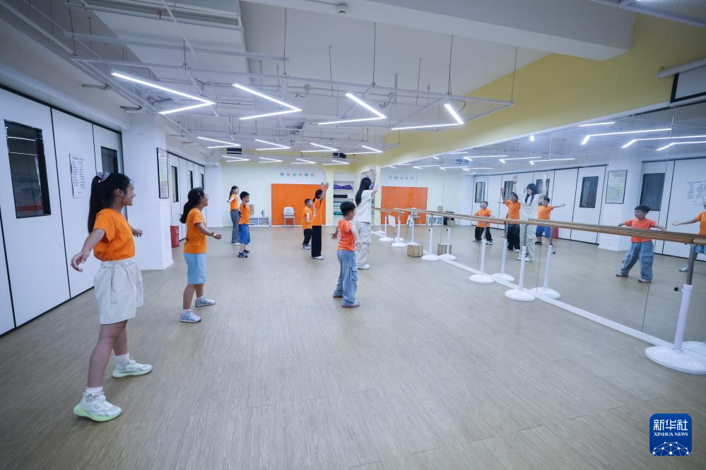 “爱心教室”托起多彩暑假