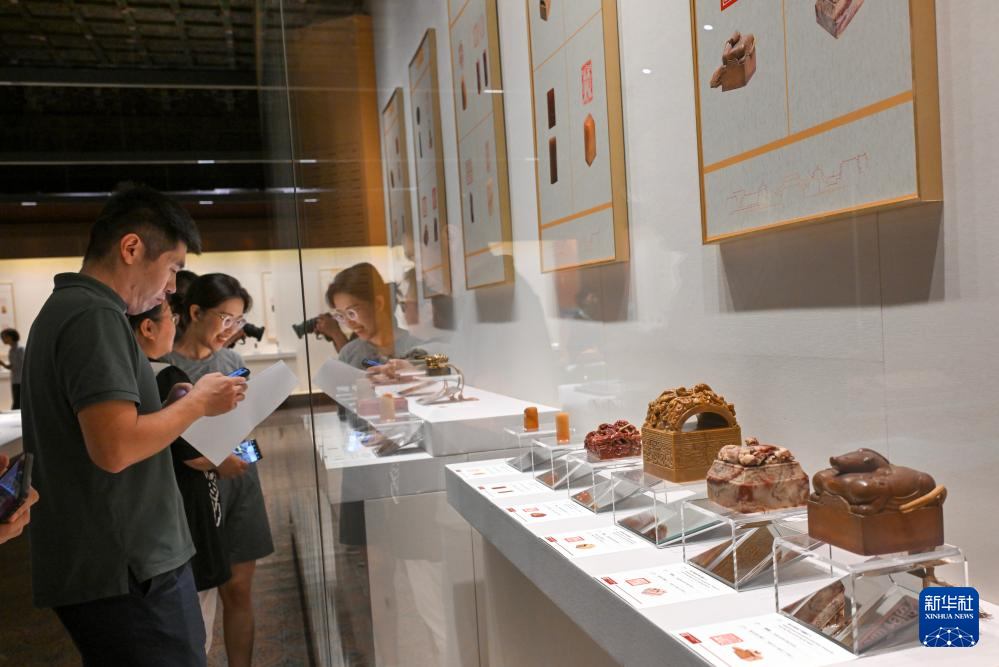 北京中轴线篆刻作品在故宫展出