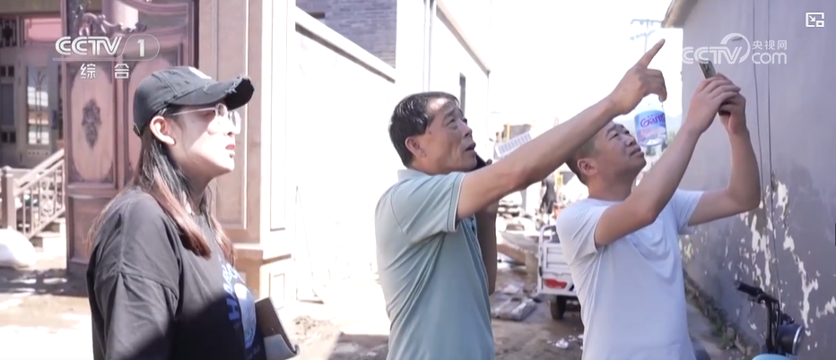 党旗在基层一线高高飘扬:12个小时接了176个电话的村支书