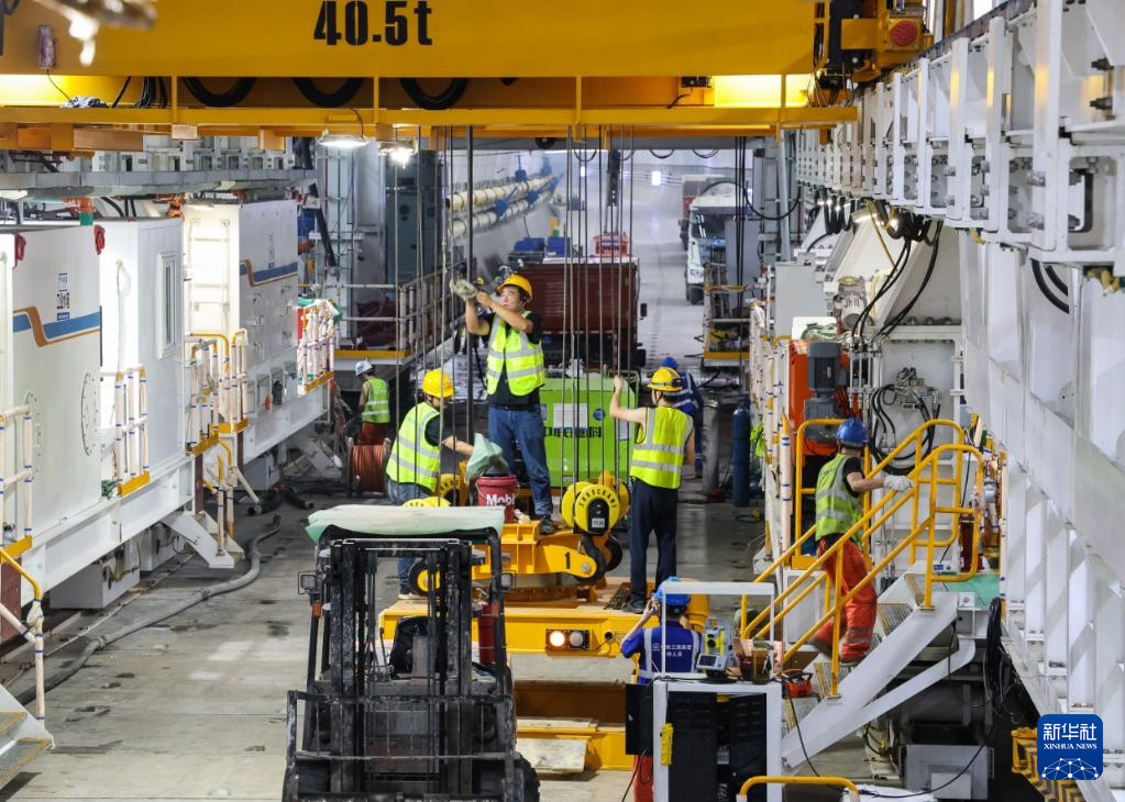 深汕铁路超大直径盾构机始发