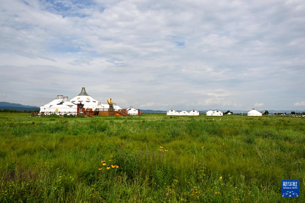 敕勒川草原引客来