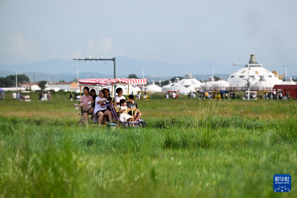 敕勒川草原引客来