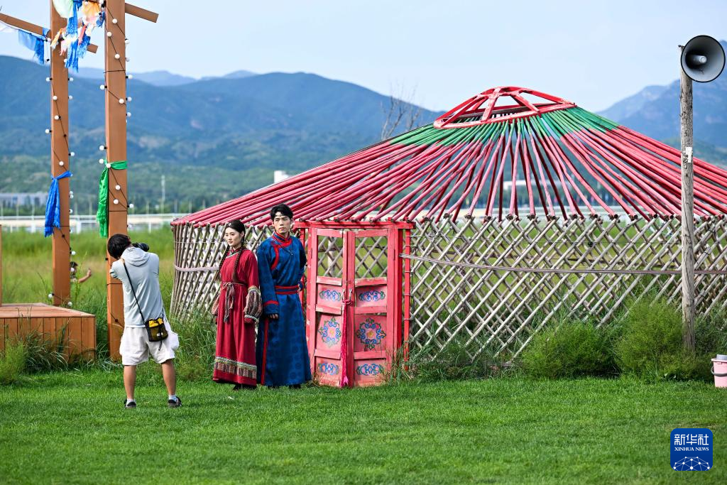 敕勒川草原引客来