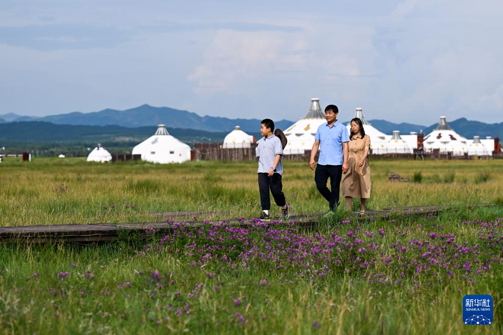 敕勒川草原引客来