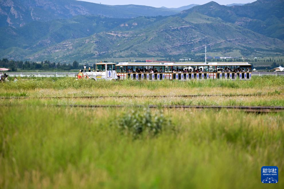 敕勒川草原引客来