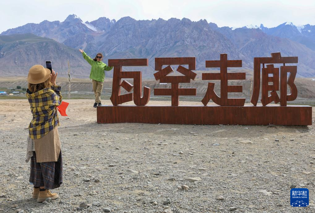 游壮美帕米尔 做“冰山上来客”