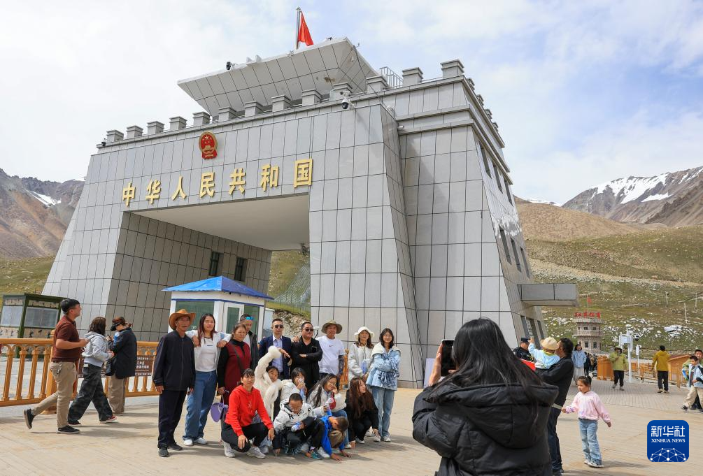 游壮美帕米尔 做“冰山上来客”