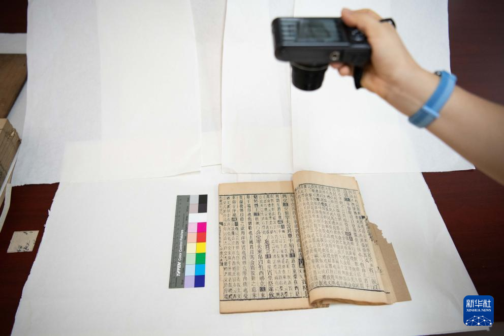 文化中国行·守宝人|走近百年图书馆里的古籍守护者