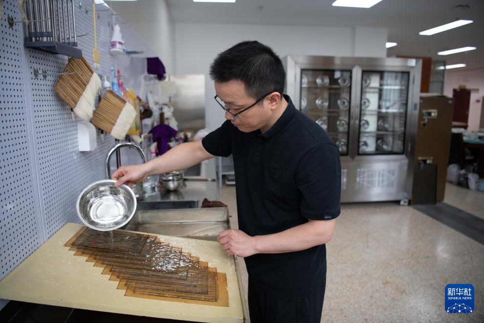 文化中国行·守宝人|走近百年图书馆里的古籍守护者