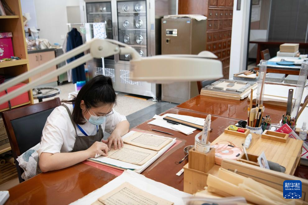 文化中国行·守宝人|走近百年图书馆里的古籍守护者