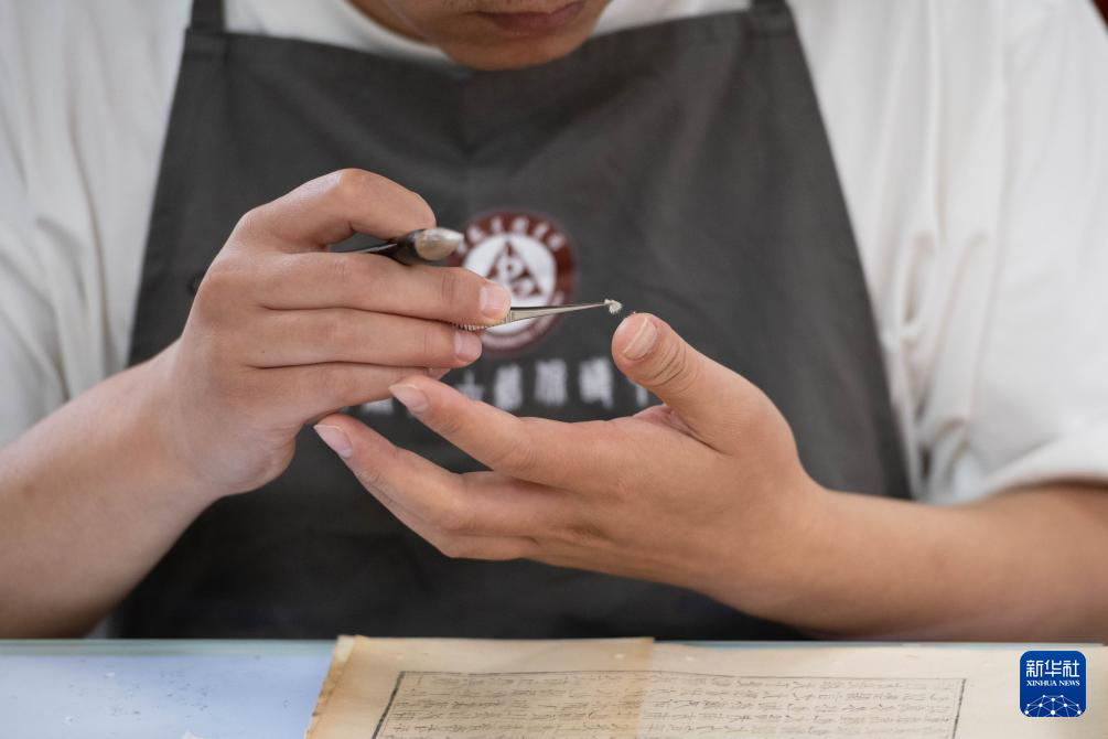 文化中国行·守宝人|走近百年图书馆里的古籍守护者