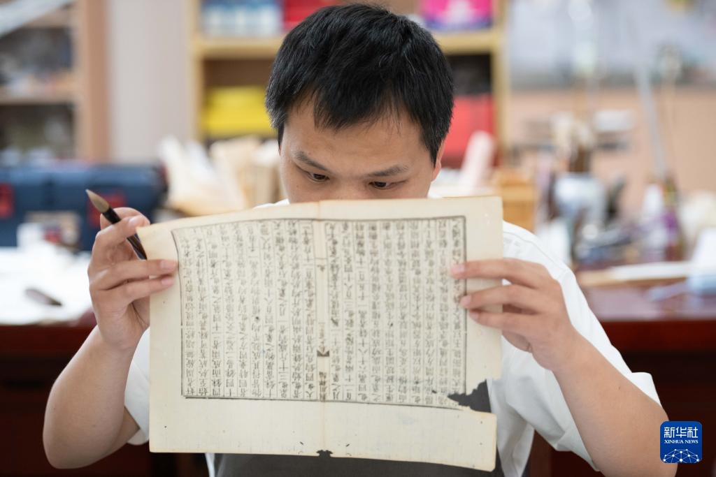 文化中国行·守宝人|走近百年图书馆里的古籍守护者