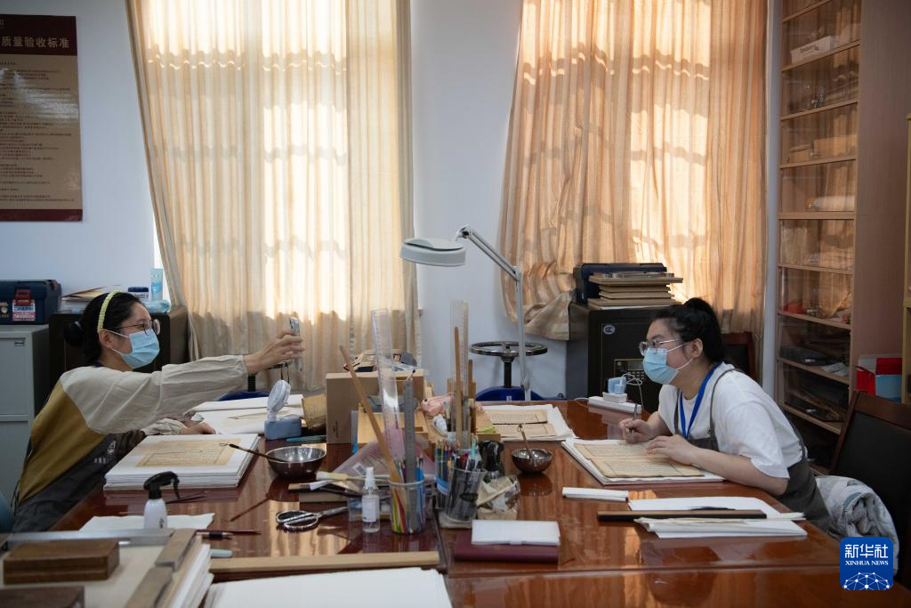 文化中国行·守宝人|走近百年图书馆里的古籍守护者