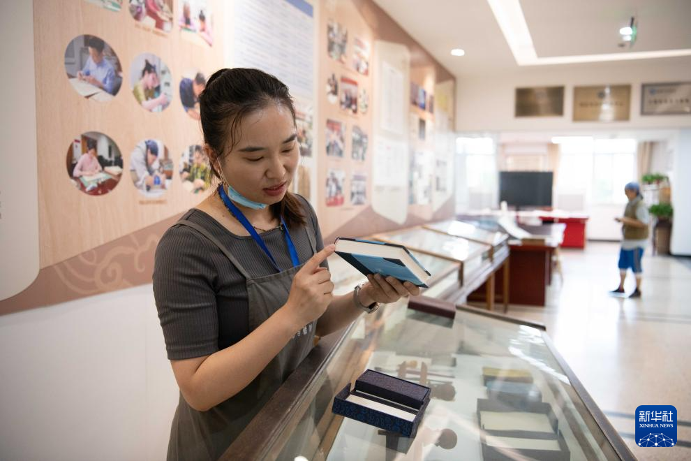 文化中国行·守宝人|走近百年图书馆里的古籍守护者