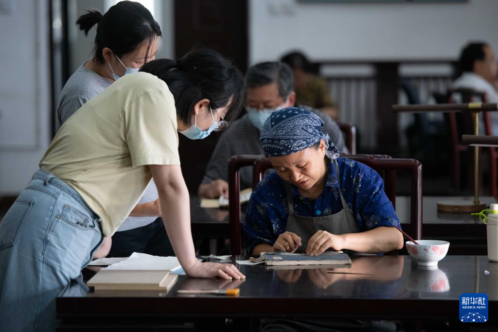 文化中国行·守宝人|走近百年图书馆里的古籍守护者