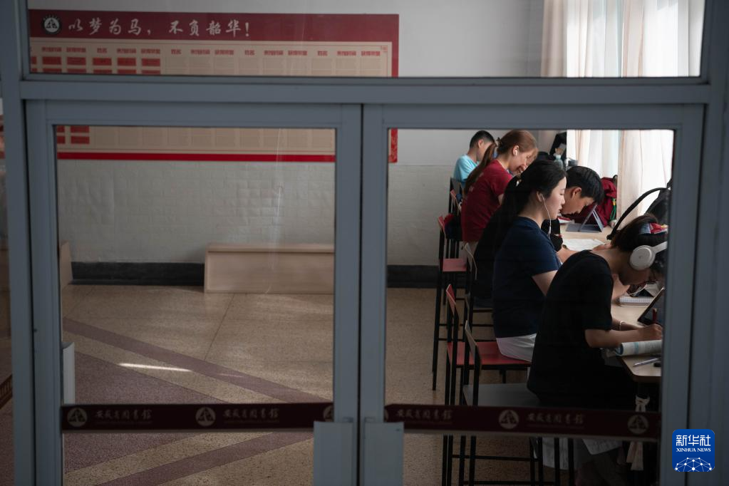 文化中国行·守宝人|走近百年图书馆里的古籍守护者