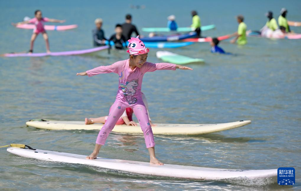 海南三亚:踏浪嬉水