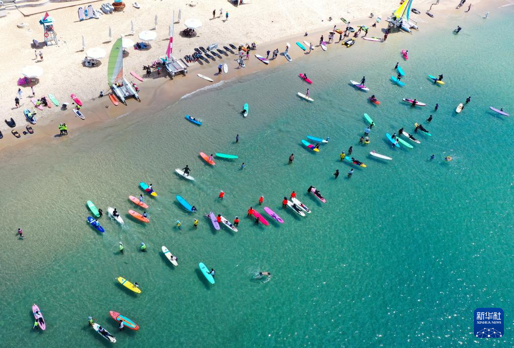 海南三亚:踏浪嬉水